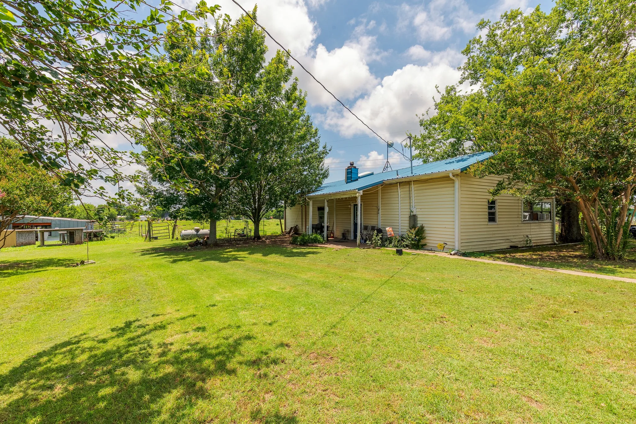  Exteriors Front Yard