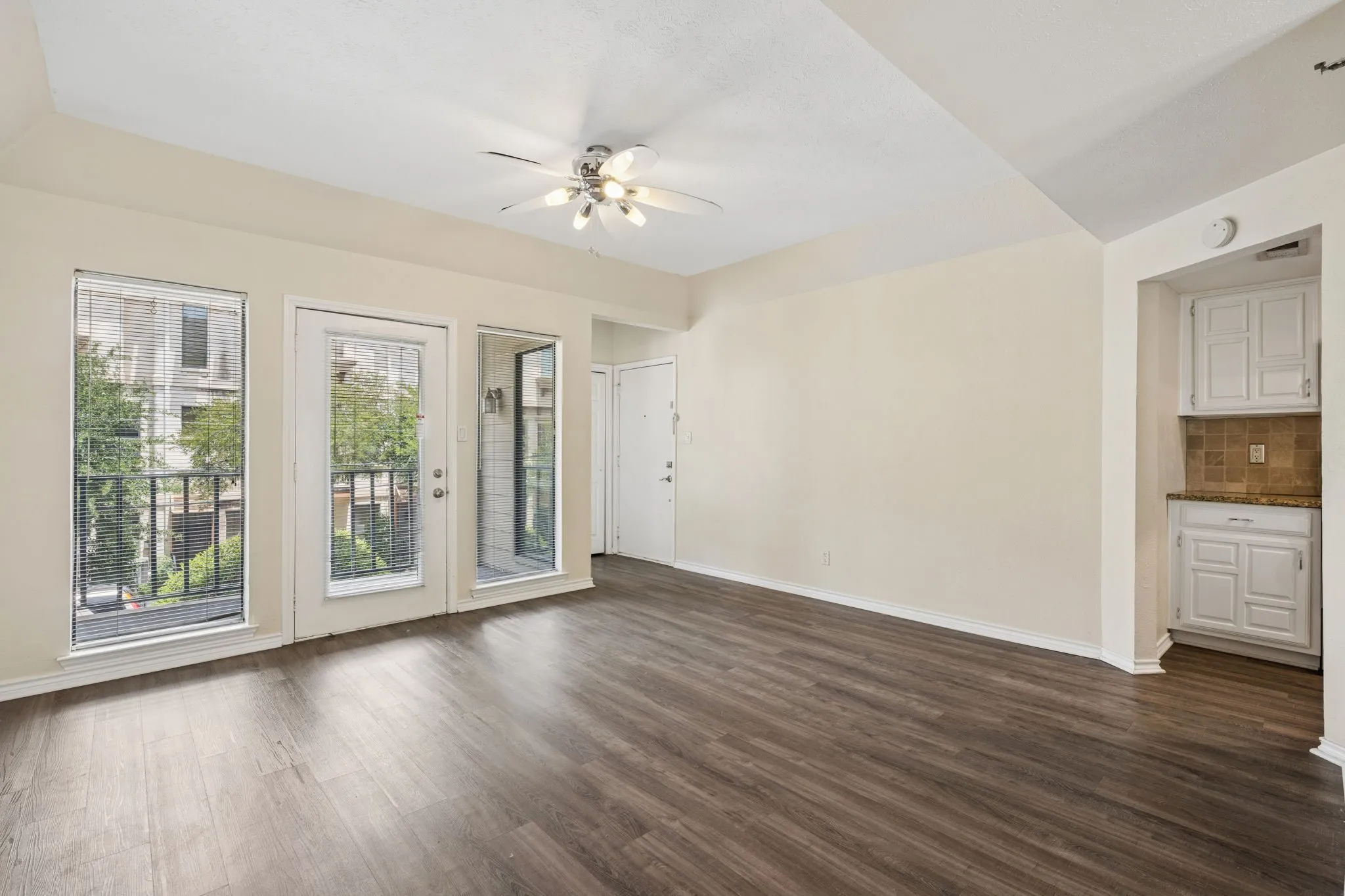 Condominium For Rent in Dallas County , 3105 San Jacinto Street 220, Dallas, Texas 75204, 2 Bedroom, 2 Bathroom, Garage spaces, 926 Sqft, built in 1981, mls#21306944, Real Estate Agent in Dallas, Homes For Rent in Dallas county, Homes For Rent in Dallas, Realtor in Dallas Texas, Real Estate Brokerage Independent Realty Texas, Luminita Cordes Realtor