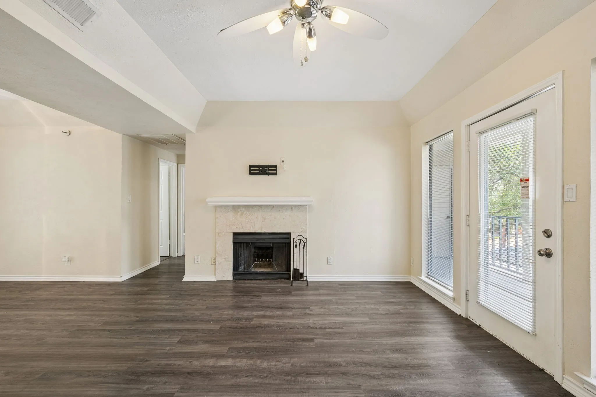 Condominium For Rent in Dallas County , 3105 San Jacinto Street 220, Dallas, Texas 75204, 2 Bedroom, 2 Bathroom, Garage spaces, 926 Sqft, built in 1981, mls#21306944, Real Estate Agent in Dallas, Homes For Rent in Dallas county, Homes For Rent in Dallas, Realtor in Dallas Texas, Real Estate Brokerage Independent Realty Texas, Luminita Cordes Realtor