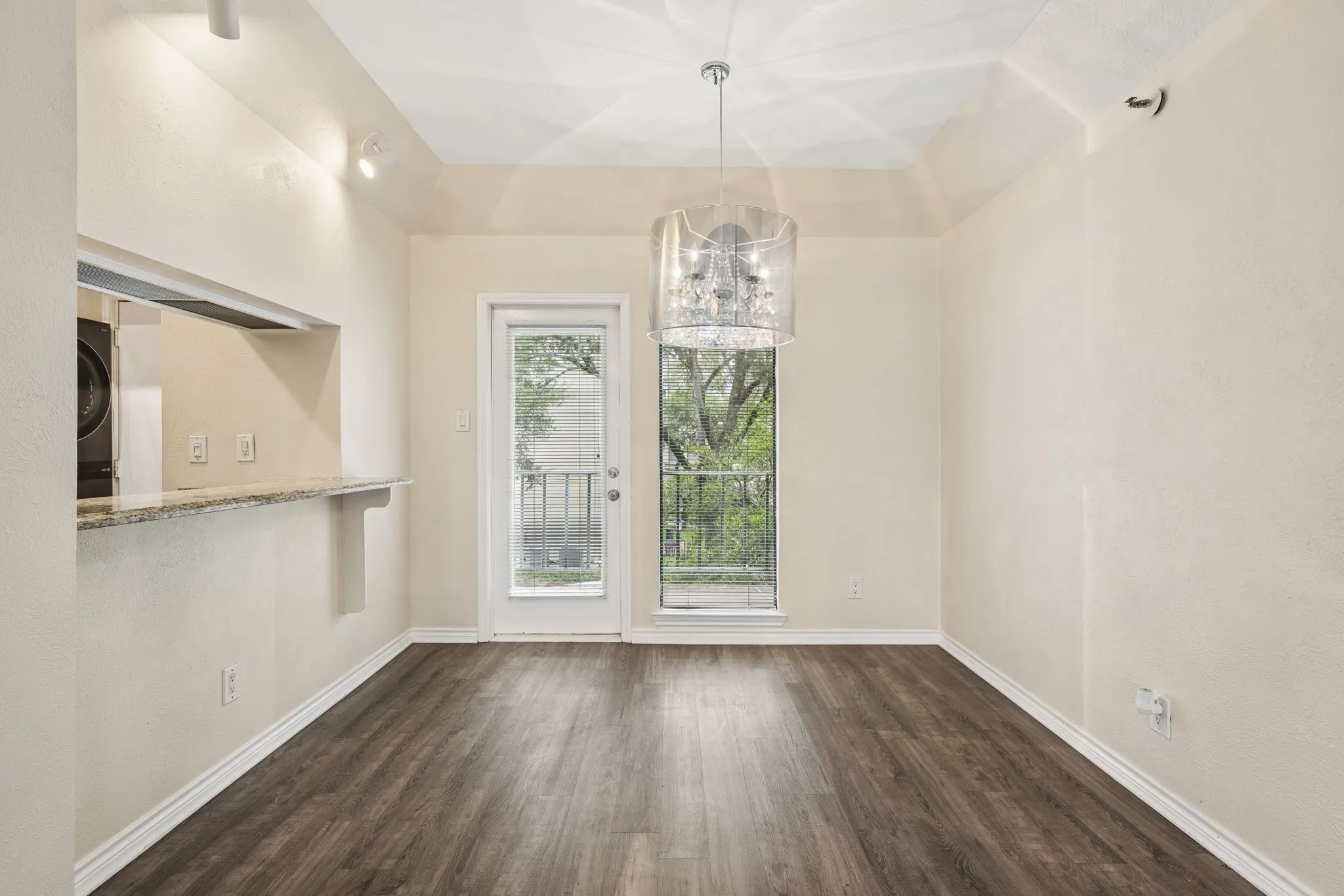 Condominium For Rent in Dallas County , 3105 San Jacinto Street 220, Dallas, Texas 75204, 2 Bedroom, 2 Bathroom, Garage spaces, 926 Sqft, built in 1981, mls#21306944, Real Estate Agent in Dallas, Homes For Rent in Dallas county, Homes For Rent in Dallas, Realtor in Dallas Texas, Real Estate Brokerage Independent Realty Texas, Luminita Cordes Realtor
