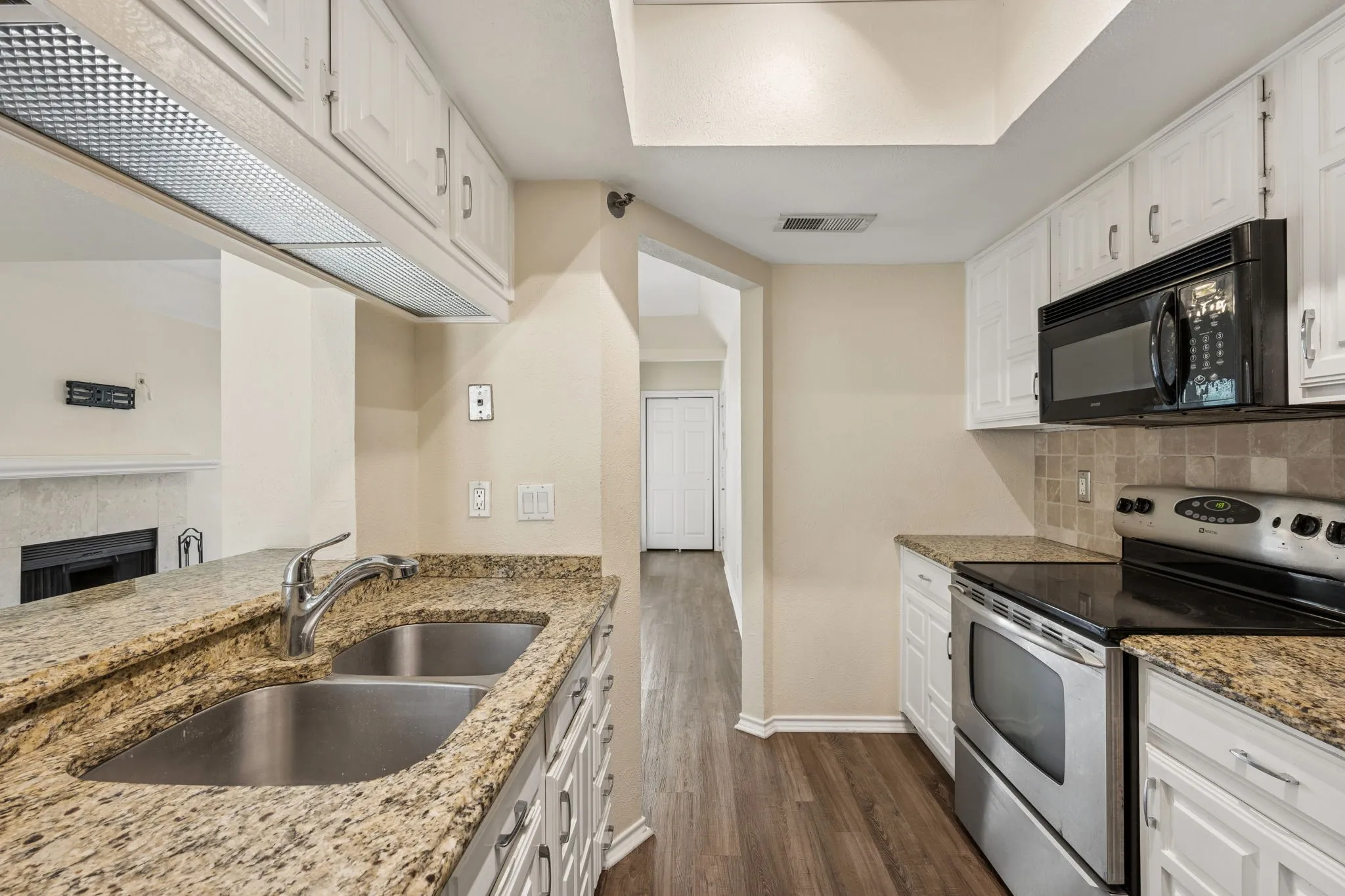 Condominium For Rent in Dallas County , 3105 San Jacinto Street 220, Dallas, Texas 75204, 2 Bedroom, 2 Bathroom, Garage spaces, 926 Sqft, built in 1981, mls#21306944, Real Estate Agent in Dallas, Homes For Rent in Dallas county, Homes For Rent in Dallas, Realtor in Dallas Texas, Real Estate Brokerage Independent Realty Texas, Luminita Cordes Realtor