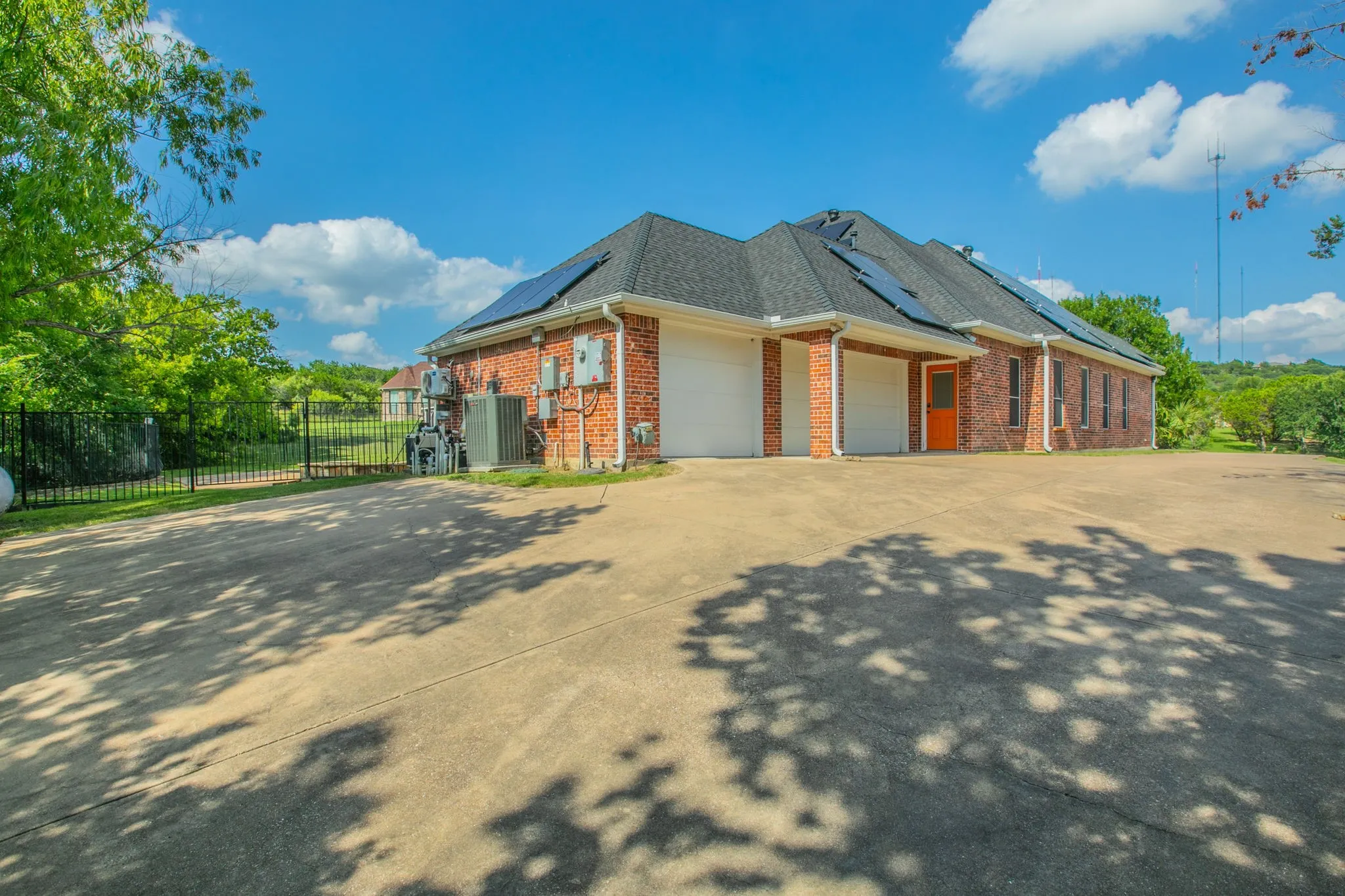 Single Family Residence For Sale in Dallas County , 309 La Reata Court, Cedar Hill, Texas 75104, 5 Bedroom, 4 Bathroom, 3 Garage spaces, 3,772 Sqft, built in 2004, mls#21307685, Real Estate Agent in Cedar Hill, Homes For Sale in Dallas county, Homes For Sale in Cedar Hill, Realtor in Cedar Hill Texas, Real Estate Brokerage Independent Realty Texas, Luminita Cordes Realtor