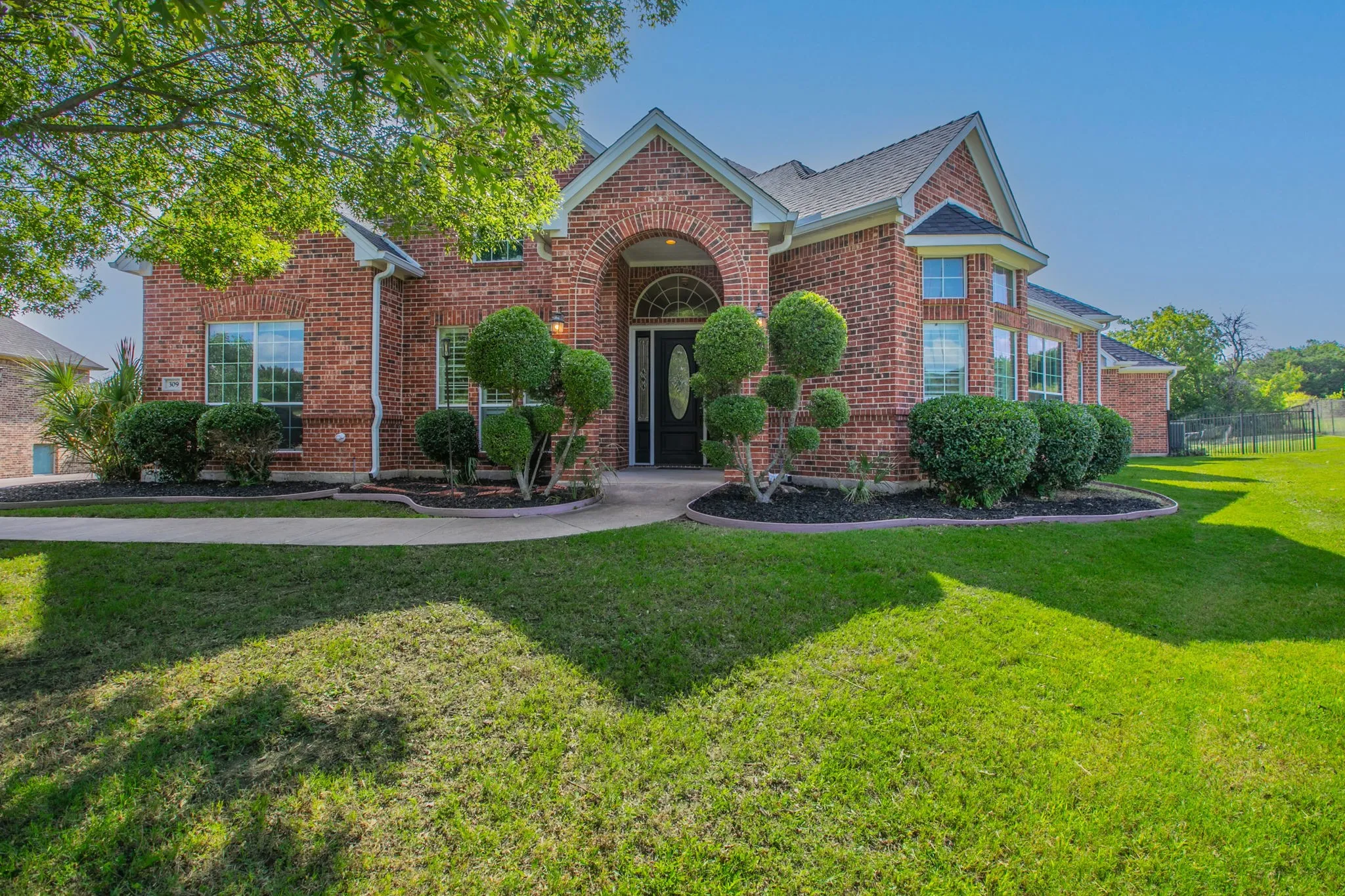 Single Family Residence For Sale in Dallas County , 309 La Reata Court, Cedar Hill, Texas 75104, 5 Bedroom, 4 Bathroom, 3 Garage spaces, 3,772 Sqft, built in 2004, mls#21307685, Real Estate Agent in Cedar Hill, Homes For Sale in Dallas county, Homes For Sale in Cedar Hill, Realtor in Cedar Hill Texas, Real Estate Brokerage Independent Realty Texas, Luminita Cordes Realtor