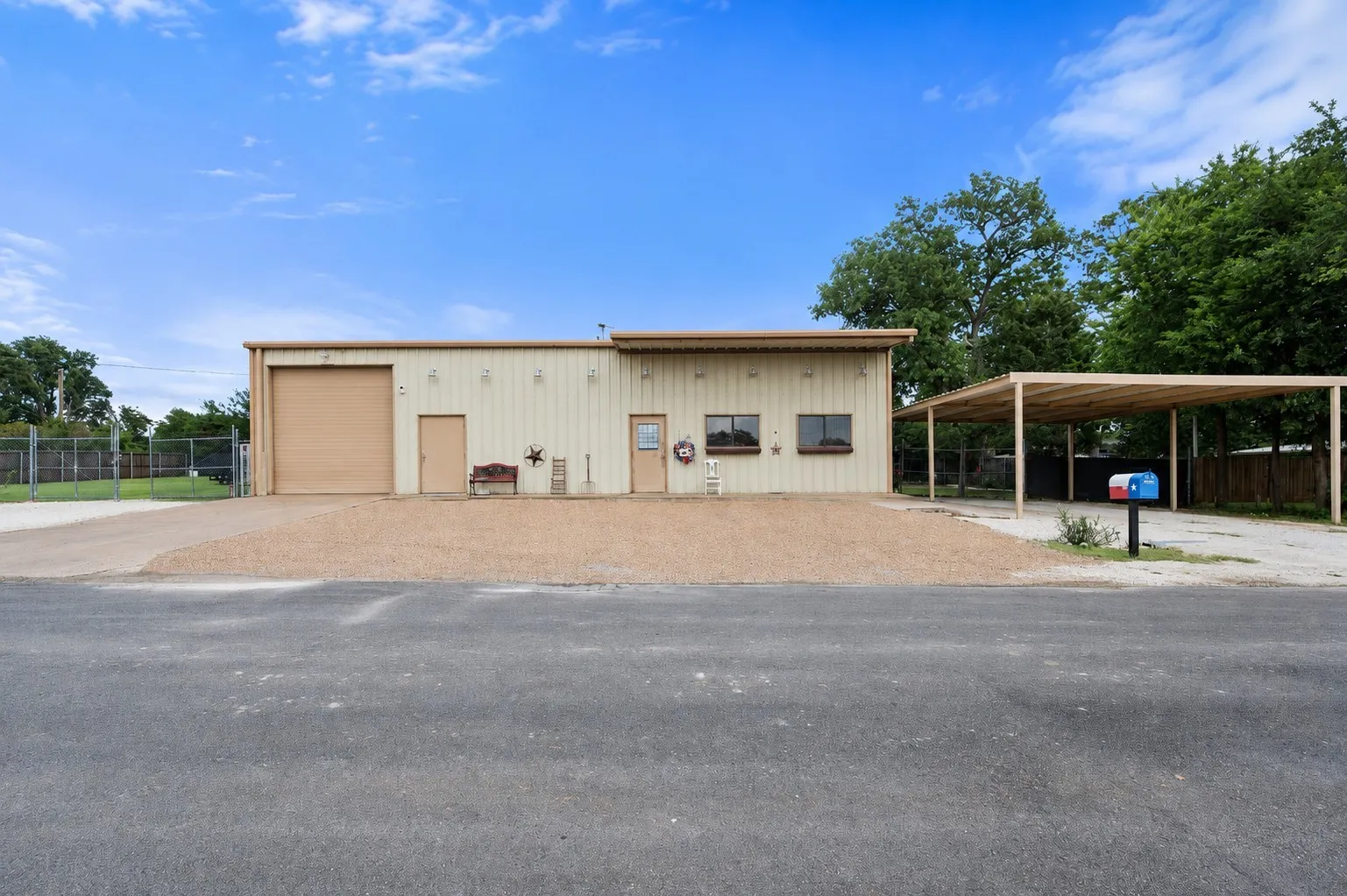Single Family Residence For Sale in Freestone County , 112 LOVE Street, Fairfield, Texas 75840, 2 Bedroom, 1 Bathroom, 2 Garage spaces, 2,400 Sqft, built in 1981, mls#21307919, Real Estate Agent in Fairfield, Homes For Sale in Freestone county, Homes For Sale in Fairfield, Realtor in Fairfield Texas, Real Estate Brokerage Independent Realty Texas, Luminita Cordes Realtor