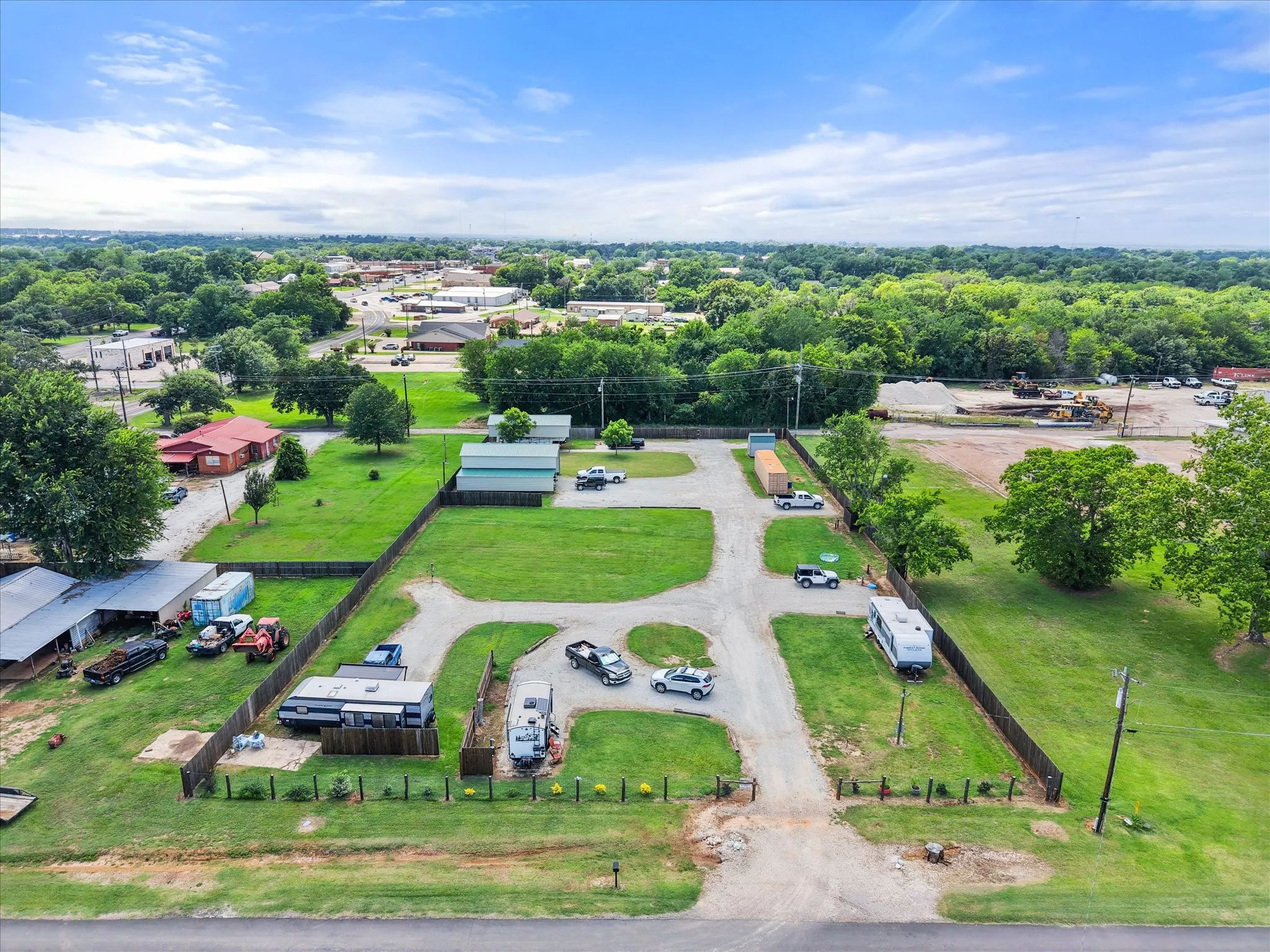 Single Family Residence For Sale in Freestone County , 112 LOVE Street, Fairfield, Texas 75840, 2 Bedroom, 1 Bathroom, 2 Garage spaces, 2,400 Sqft, built in 1981, mls#21307919, Real Estate Agent in Fairfield, Homes For Sale in Freestone county, Homes For Sale in Fairfield, Realtor in Fairfield Texas, Real Estate Brokerage Independent Realty Texas, Luminita Cordes Realtor