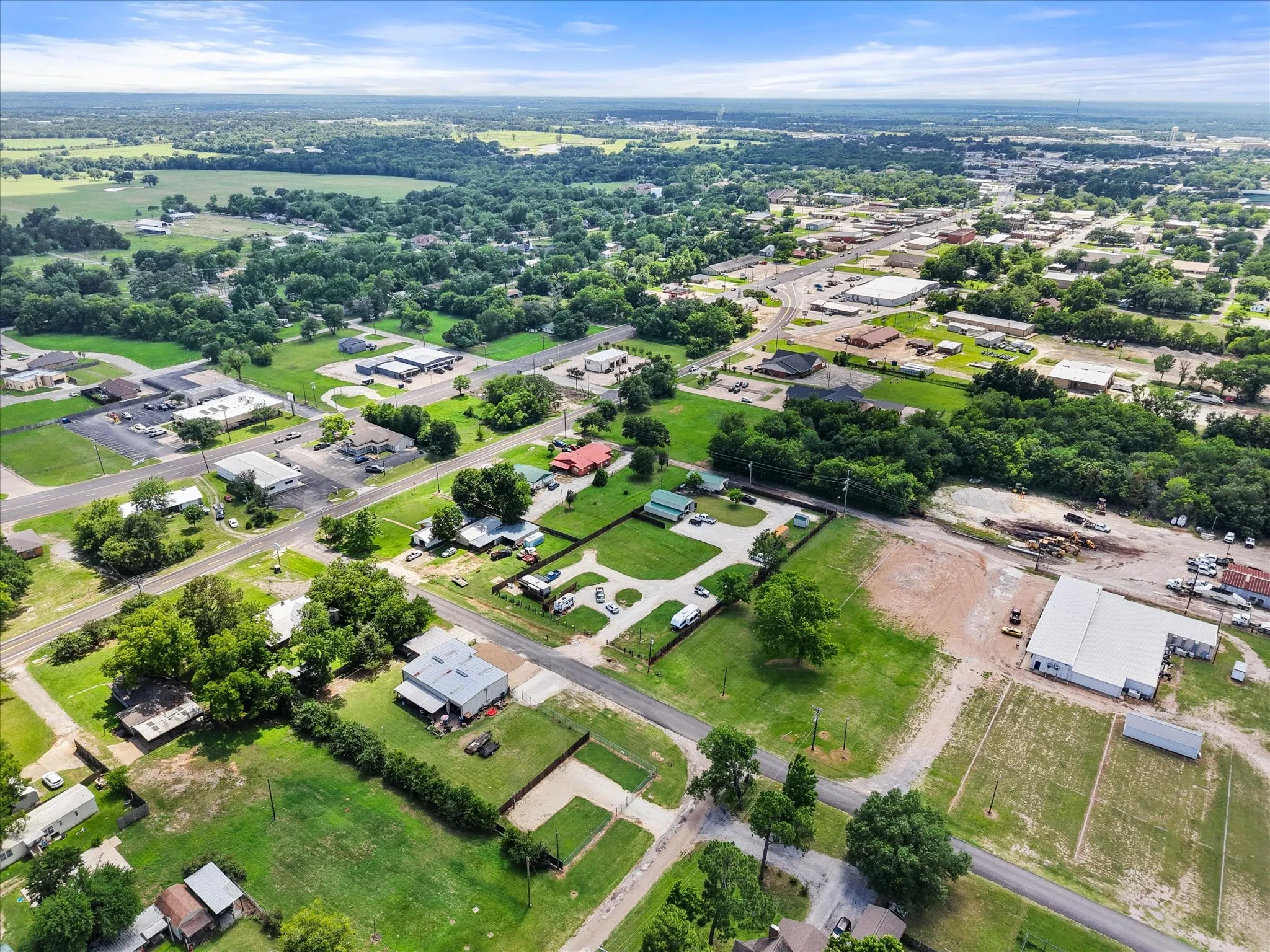 Single Family Residence For Sale in Freestone County , 112 LOVE Street, Fairfield, Texas 75840, 2 Bedroom, 1 Bathroom, 2 Garage spaces, 2,400 Sqft, built in 1981, mls#21307919, Real Estate Agent in Fairfield, Homes For Sale in Freestone county, Homes For Sale in Fairfield, Realtor in Fairfield Texas, Real Estate Brokerage Independent Realty Texas, Luminita Cordes Realtor