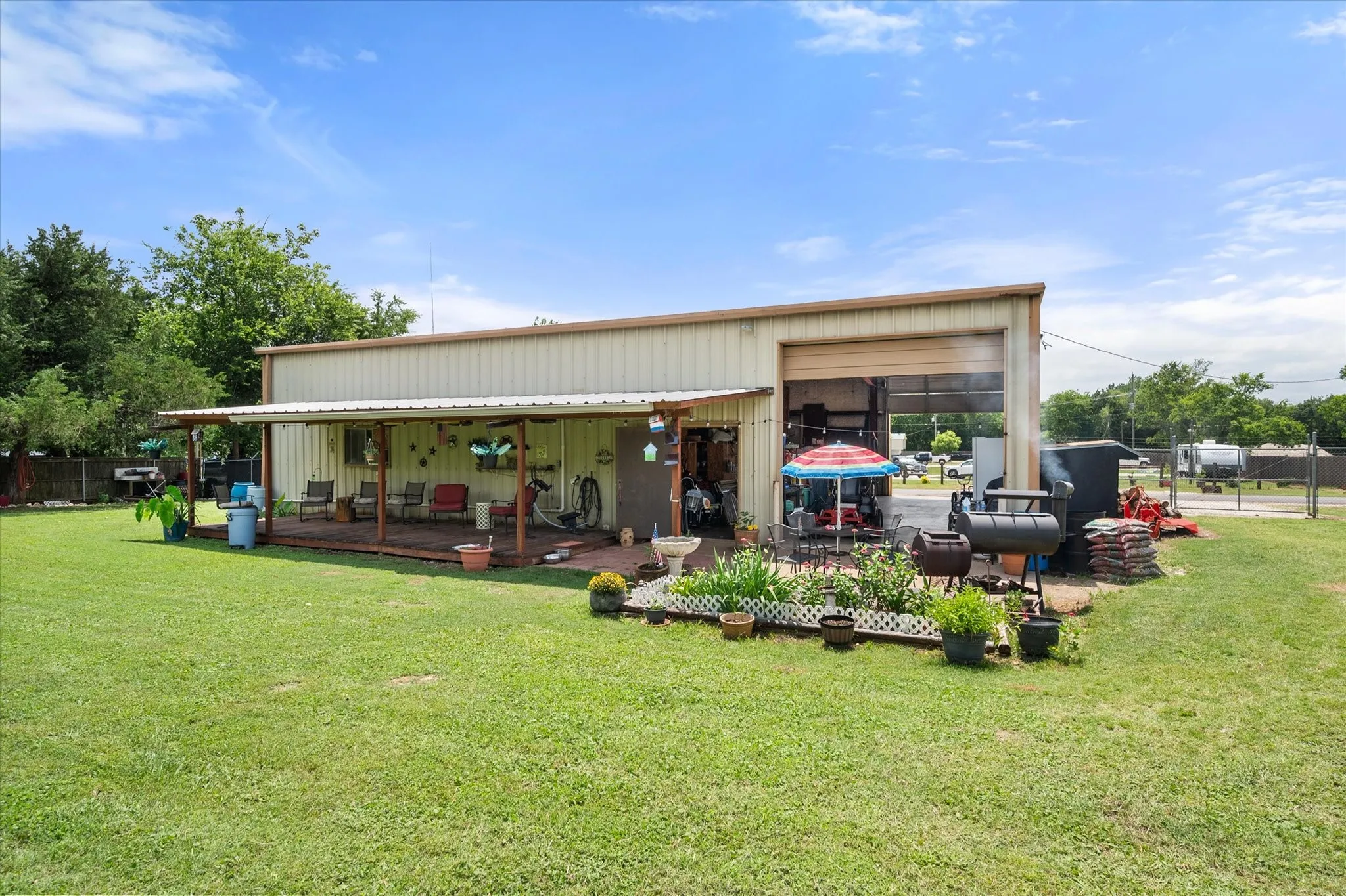 Single Family Residence For Sale in Freestone County , 112 LOVE Street, Fairfield, Texas 75840, 2 Bedroom, 1 Bathroom, 2 Garage spaces, 2,400 Sqft, built in 1981, mls#21307919, Real Estate Agent in Fairfield, Homes For Sale in Freestone county, Homes For Sale in Fairfield, Realtor in Fairfield Texas, Real Estate Brokerage Independent Realty Texas, Luminita Cordes Realtor