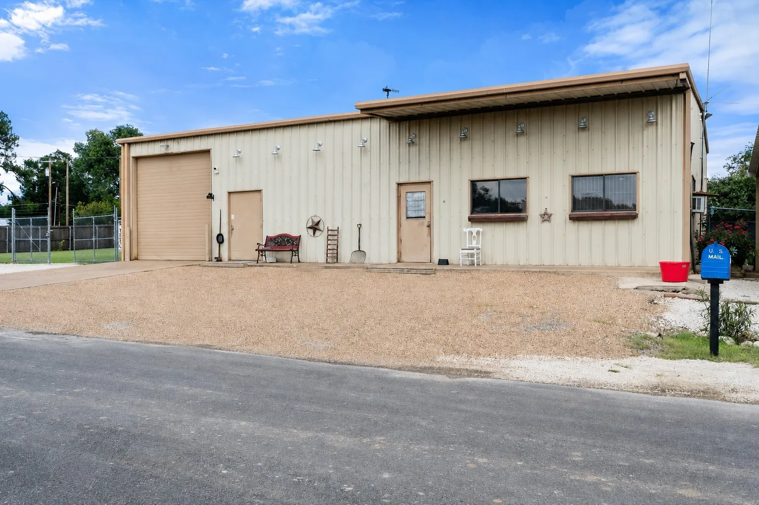 Single Family Residence For Sale in Freestone County , 112 LOVE Street, Fairfield, Texas 75840, 2 Bedroom, 1 Bathroom, 2 Garage spaces, 2,400 Sqft, built in 1981, mls#21307919, Real Estate Agent in Fairfield, Homes For Sale in Freestone county, Homes For Sale in Fairfield, Realtor in Fairfield Texas, Real Estate Brokerage Independent Realty Texas, Luminita Cordes Realtor