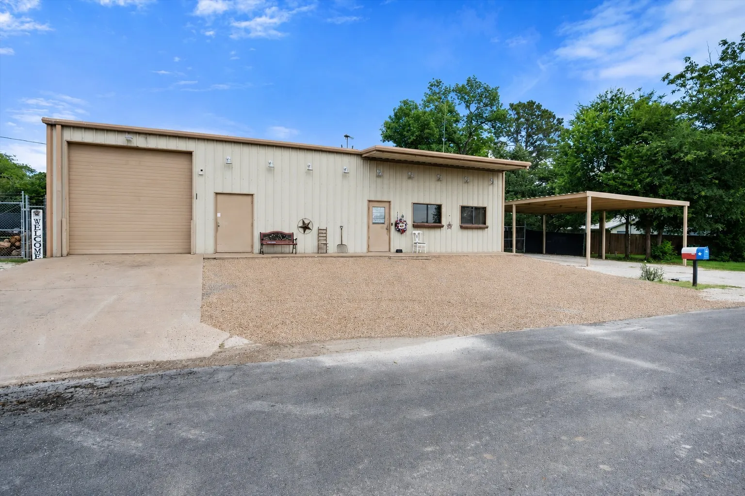 Single Family Residence For Sale in Freestone County , 112 LOVE Street, Fairfield, Texas 75840, 2 Bedroom, 1 Bathroom, 2 Garage spaces, 2,400 Sqft, built in 1981, mls#21307919, Real Estate Agent in Fairfield, Homes For Sale in Freestone county, Homes For Sale in Fairfield, Realtor in Fairfield Texas, Real Estate Brokerage Independent Realty Texas, Luminita Cordes Realtor