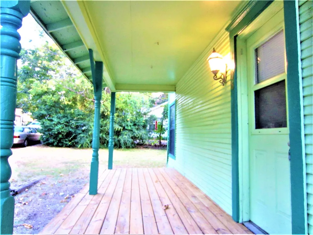 Single Family Residence For Rent in Denton County , 1106 Peak Street, Denton, Texas 76201, 2 Bedroom, 1 Bathroom, Garage spaces, 768 Sqft, built in 1940, mls#21308031, Real Estate Agent in Denton, Homes For Rent in Denton county, Homes For Rent in Denton, Realtor in Denton Texas, Real Estate Brokerage Independent Realty Texas, Luminita Cordes Realtor