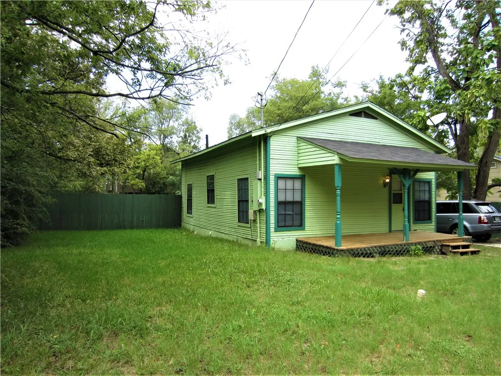 Single Family Residence For Rent in Denton County , 1106 Peak Street, Denton, Texas 76201, 2 Bedroom, 1 Bathroom, Garage spaces, 768 Sqft, built in 1940, mls#21308031, Real Estate Agent in Denton, Homes For Rent in Denton county, Homes For Rent in Denton, Realtor in Denton Texas, Real Estate Brokerage Independent Realty Texas, Luminita Cordes Realtor