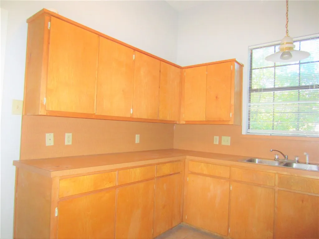Single Family Residence For Rent in Denton County , 1106 Peak Street, Denton, Texas 76201, 2 Bedroom, 1 Bathroom, Garage spaces, 768 Sqft, built in 1940, mls#21308031, Real Estate Agent in Denton, Homes For Rent in Denton county, Homes For Rent in Denton, Realtor in Denton Texas, Real Estate Brokerage Independent Realty Texas, Luminita Cordes Realtor