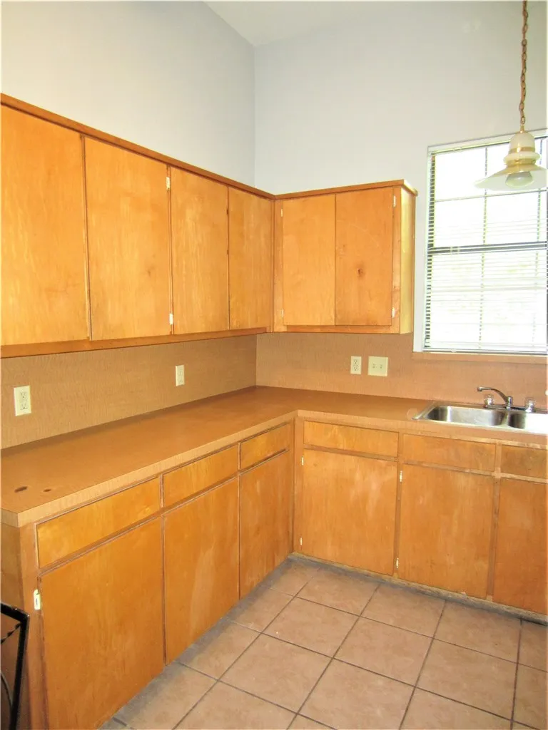 Single Family Residence For Rent in Denton County , 1106 Peak Street, Denton, Texas 76201, 2 Bedroom, 1 Bathroom, Garage spaces, 768 Sqft, built in 1940, mls#21308031, Real Estate Agent in Denton, Homes For Rent in Denton county, Homes For Rent in Denton, Realtor in Denton Texas, Real Estate Brokerage Independent Realty Texas, Luminita Cordes Realtor