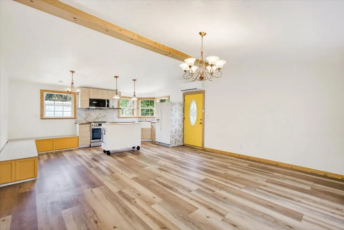 Single Family Residence For Sale in Henderson County , 250 E Golden Oaks Drive, Mabank, Texas 75156, 2 Bedroom, 2 Bathroom, Garage spaces, 1,065 Sqft, built in 1983, mls#21308030, Real Estate Agent in Mabank, Homes For Sale in Henderson county, Homes For Sale in Mabank, Realtor in Mabank Texas, Real Estate Brokerage Independent Realty Texas, Luminita Cordes Realtor