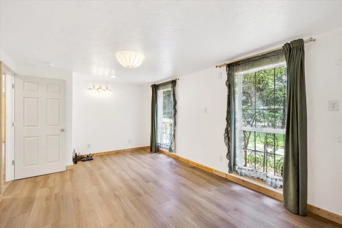 Single Family Residence For Sale in Henderson County , 250 E Golden Oaks Drive, Mabank, Texas 75156, 2 Bedroom, 2 Bathroom, Garage spaces, 1,065 Sqft, built in 1983, mls#21308030, Real Estate Agent in Mabank, Homes For Sale in Henderson county, Homes For Sale in Mabank, Realtor in Mabank Texas, Real Estate Brokerage Independent Realty Texas, Luminita Cordes Realtor