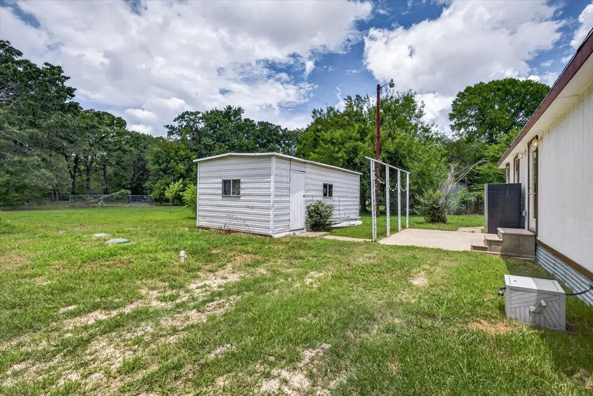 Single Family Residence For Sale in Henderson County , 250 E Golden Oaks Drive, Mabank, Texas 75156, 2 Bedroom, 2 Bathroom, Garage spaces, 1,065 Sqft, built in 1983, mls#21308030, Real Estate Agent in Mabank, Homes For Sale in Henderson county, Homes For Sale in Mabank, Realtor in Mabank Texas, Real Estate Brokerage Independent Realty Texas, Luminita Cordes Realtor