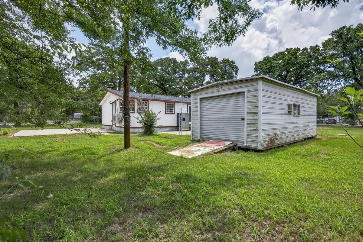Single Family Residence For Sale in Henderson County , 250 E Golden Oaks Drive, Mabank, Texas 75156, 2 Bedroom, 2 Bathroom, Garage spaces, 1,065 Sqft, built in 1983, mls#21308030, Real Estate Agent in Mabank, Homes For Sale in Henderson county, Homes For Sale in Mabank, Realtor in Mabank Texas, Real Estate Brokerage Independent Realty Texas, Luminita Cordes Realtor