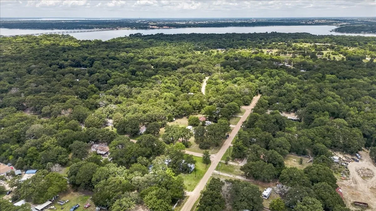 Single Family Residence For Sale in Henderson County , 250 E Golden Oaks Drive, Mabank, Texas 75156, 2 Bedroom, 2 Bathroom, Garage spaces, 1,065 Sqft, built in 1983, mls#21308030, Real Estate Agent in Mabank, Homes For Sale in Henderson county, Homes For Sale in Mabank, Realtor in Mabank Texas, Real Estate Brokerage Independent Realty Texas, Luminita Cordes Realtor