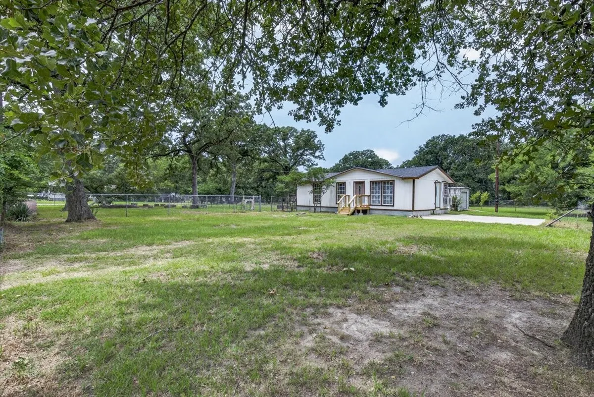 Single Family Residence For Sale in Henderson County , 250 E Golden Oaks Drive, Mabank, Texas 75156, 2 Bedroom, 2 Bathroom, Garage spaces, 1,065 Sqft, built in 1983, mls#21308030, Real Estate Agent in Mabank, Homes For Sale in Henderson county, Homes For Sale in Mabank, Realtor in Mabank Texas, Real Estate Brokerage Independent Realty Texas, Luminita Cordes Realtor