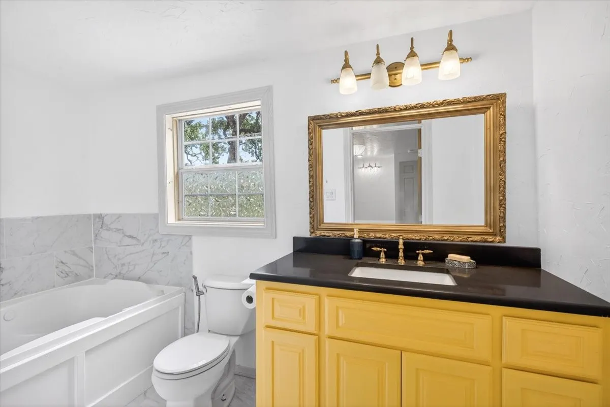 Single Family Residence For Sale in Henderson County , 250 E Golden Oaks Drive, Mabank, Texas 75156, 2 Bedroom, 2 Bathroom, Garage spaces, 1,065 Sqft, built in 1983, mls#21308030, Real Estate Agent in Mabank, Homes For Sale in Henderson county, Homes For Sale in Mabank, Realtor in Mabank Texas, Real Estate Brokerage Independent Realty Texas, Luminita Cordes Realtor