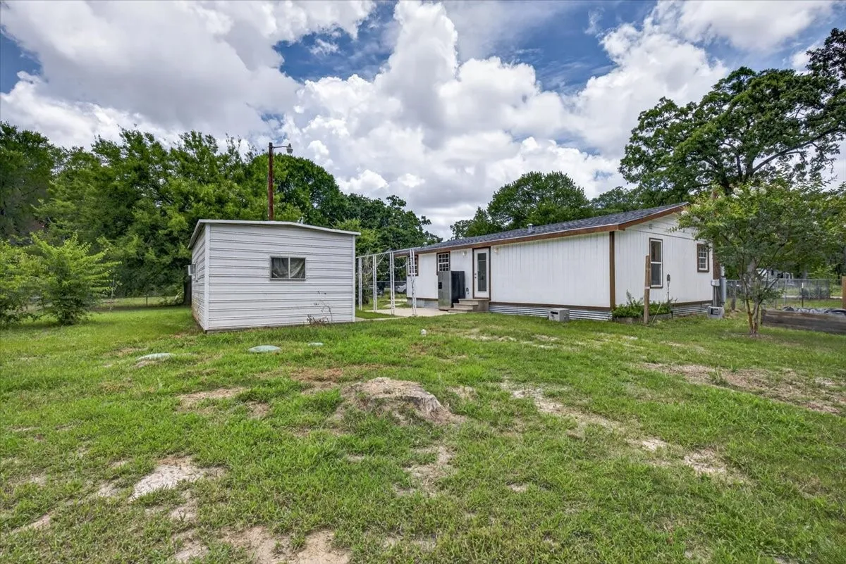 Single Family Residence For Sale in Henderson County , 250 E Golden Oaks Drive, Mabank, Texas 75156, 2 Bedroom, 2 Bathroom, Garage spaces, 1,065 Sqft, built in 1983, mls#21308030, Real Estate Agent in Mabank, Homes For Sale in Henderson county, Homes For Sale in Mabank, Realtor in Mabank Texas, Real Estate Brokerage Independent Realty Texas, Luminita Cordes Realtor