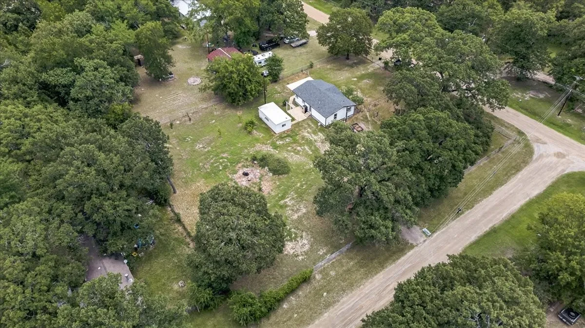 Single Family Residence For Sale in Henderson County , 250 E Golden Oaks Drive, Mabank, Texas 75156, 2 Bedroom, 2 Bathroom, Garage spaces, 1,065 Sqft, built in 1983, mls#21308030, Real Estate Agent in Mabank, Homes For Sale in Henderson county, Homes For Sale in Mabank, Realtor in Mabank Texas, Real Estate Brokerage Independent Realty Texas, Luminita Cordes Realtor