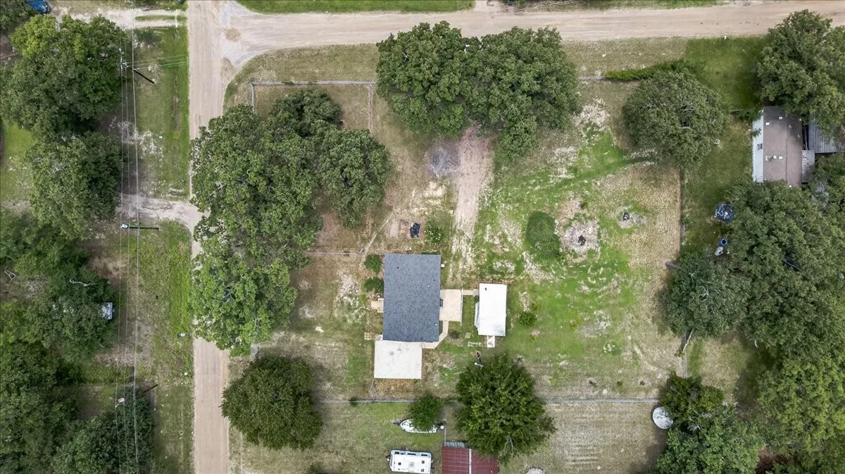 Single Family Residence For Sale in Henderson County , 250 E Golden Oaks Drive, Mabank, Texas 75156, 2 Bedroom, 2 Bathroom, Garage spaces, 1,065 Sqft, built in 1983, mls#21308030, Real Estate Agent in Mabank, Homes For Sale in Henderson county, Homes For Sale in Mabank, Realtor in Mabank Texas, Real Estate Brokerage Independent Realty Texas, Luminita Cordes Realtor