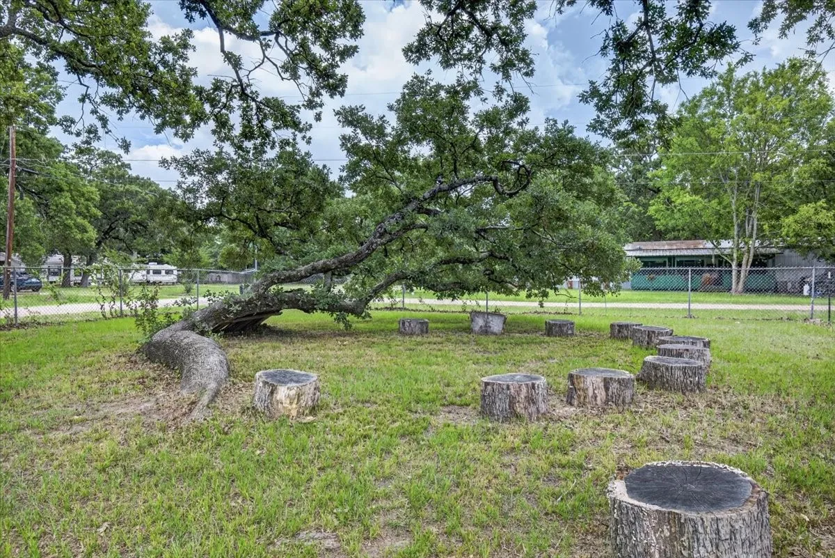 Single Family Residence For Sale in Henderson County , 250 E Golden Oaks Drive, Mabank, Texas 75156, 2 Bedroom, 2 Bathroom, Garage spaces, 1,065 Sqft, built in 1983, mls#21308030, Real Estate Agent in Mabank, Homes For Sale in Henderson county, Homes For Sale in Mabank, Realtor in Mabank Texas, Real Estate Brokerage Independent Realty Texas, Luminita Cordes Realtor