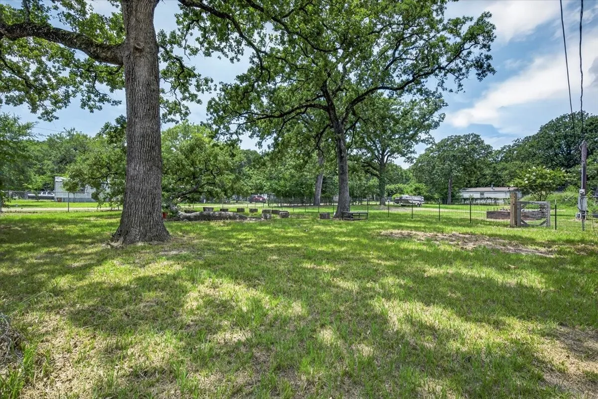 Single Family Residence For Sale in Henderson County , 250 E Golden Oaks Drive, Mabank, Texas 75156, 2 Bedroom, 2 Bathroom, Garage spaces, 1,065 Sqft, built in 1983, mls#21308030, Real Estate Agent in Mabank, Homes For Sale in Henderson county, Homes For Sale in Mabank, Realtor in Mabank Texas, Real Estate Brokerage Independent Realty Texas, Luminita Cordes Realtor