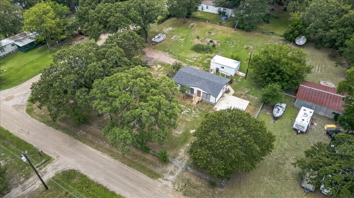 Single Family Residence For Sale in Henderson County , 250 E Golden Oaks Drive, Mabank, Texas 75156, 2 Bedroom, 2 Bathroom, Garage spaces, 1,065 Sqft, built in 1983, mls#21308030, Real Estate Agent in Mabank, Homes For Sale in Henderson county, Homes For Sale in Mabank, Realtor in Mabank Texas, Real Estate Brokerage Independent Realty Texas, Luminita Cordes Realtor