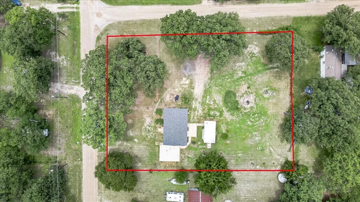 Single Family Residence For Sale in Henderson County , 250 E Golden Oaks Drive, Mabank, Texas 75156, 2 Bedroom, 2 Bathroom, Garage spaces, 1,065 Sqft, built in 1983, mls#21308030, Real Estate Agent in Mabank, Homes For Sale in Henderson county, Homes For Sale in Mabank, Realtor in Mabank Texas, Real Estate Brokerage Independent Realty Texas, Luminita Cordes Realtor
