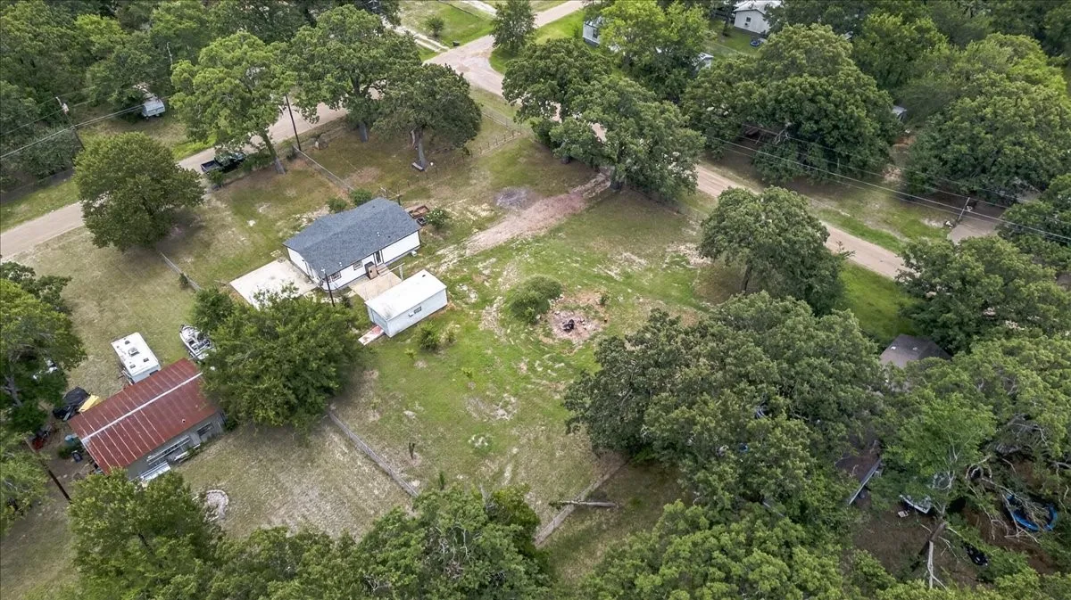 Single Family Residence For Sale in Henderson County , 250 E Golden Oaks Drive, Mabank, Texas 75156, 2 Bedroom, 2 Bathroom, Garage spaces, 1,065 Sqft, built in 1983, mls#21308030, Real Estate Agent in Mabank, Homes For Sale in Henderson county, Homes For Sale in Mabank, Realtor in Mabank Texas, Real Estate Brokerage Independent Realty Texas, Luminita Cordes Realtor