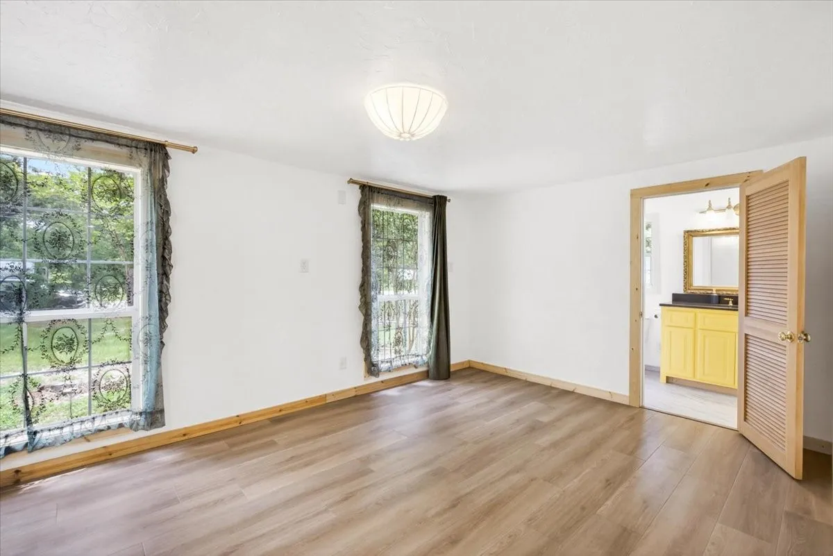 Single Family Residence For Sale in Henderson County , 250 E Golden Oaks Drive, Mabank, Texas 75156, 2 Bedroom, 2 Bathroom, Garage spaces, 1,065 Sqft, built in 1983, mls#21308030, Real Estate Agent in Mabank, Homes For Sale in Henderson county, Homes For Sale in Mabank, Realtor in Mabank Texas, Real Estate Brokerage Independent Realty Texas, Luminita Cordes Realtor