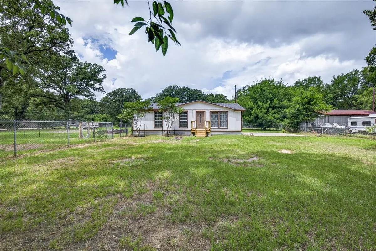 Single Family Residence For Sale in Henderson County , 250 E Golden Oaks Drive, Mabank, Texas 75156, 2 Bedroom, 2 Bathroom, Garage spaces, 1,065 Sqft, built in 1983, mls#21308030, Real Estate Agent in Mabank, Homes For Sale in Henderson county, Homes For Sale in Mabank, Realtor in Mabank Texas, Real Estate Brokerage Independent Realty Texas, Luminita Cordes Realtor