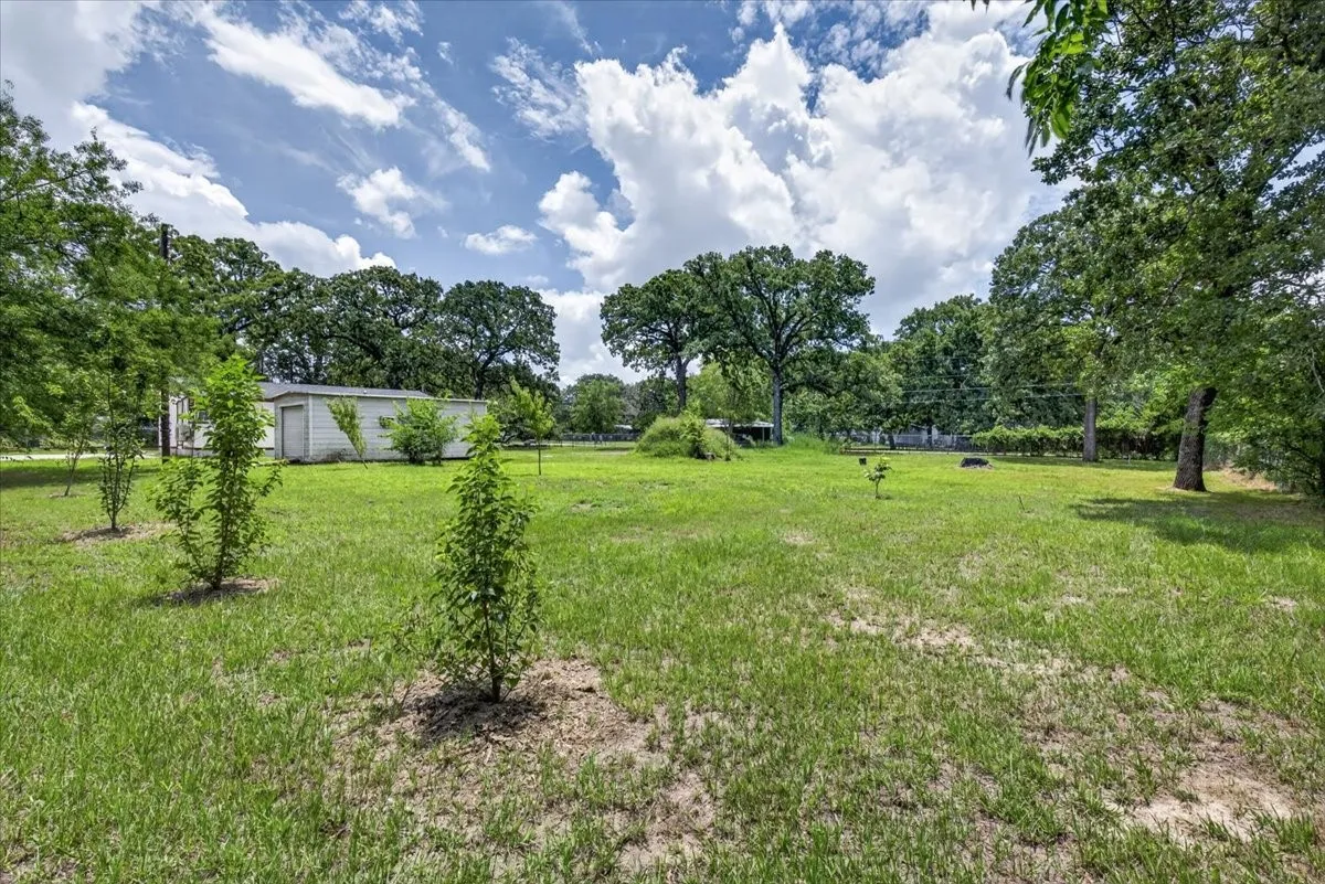 Single Family Residence For Sale in Henderson County , 250 E Golden Oaks Drive, Mabank, Texas 75156, 2 Bedroom, 2 Bathroom, Garage spaces, 1,065 Sqft, built in 1983, mls#21308030, Real Estate Agent in Mabank, Homes For Sale in Henderson county, Homes For Sale in Mabank, Realtor in Mabank Texas, Real Estate Brokerage Independent Realty Texas, Luminita Cordes Realtor