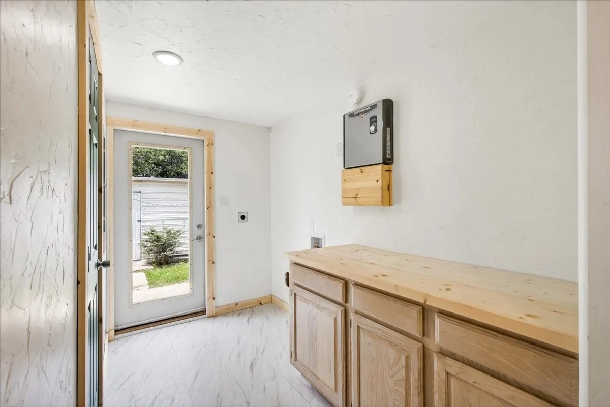 Single Family Residence For Sale in Henderson County , 250 E Golden Oaks Drive, Mabank, Texas 75156, 2 Bedroom, 2 Bathroom, Garage spaces, 1,065 Sqft, built in 1983, mls#21308030, Real Estate Agent in Mabank, Homes For Sale in Henderson county, Homes For Sale in Mabank, Realtor in Mabank Texas, Real Estate Brokerage Independent Realty Texas, Luminita Cordes Realtor