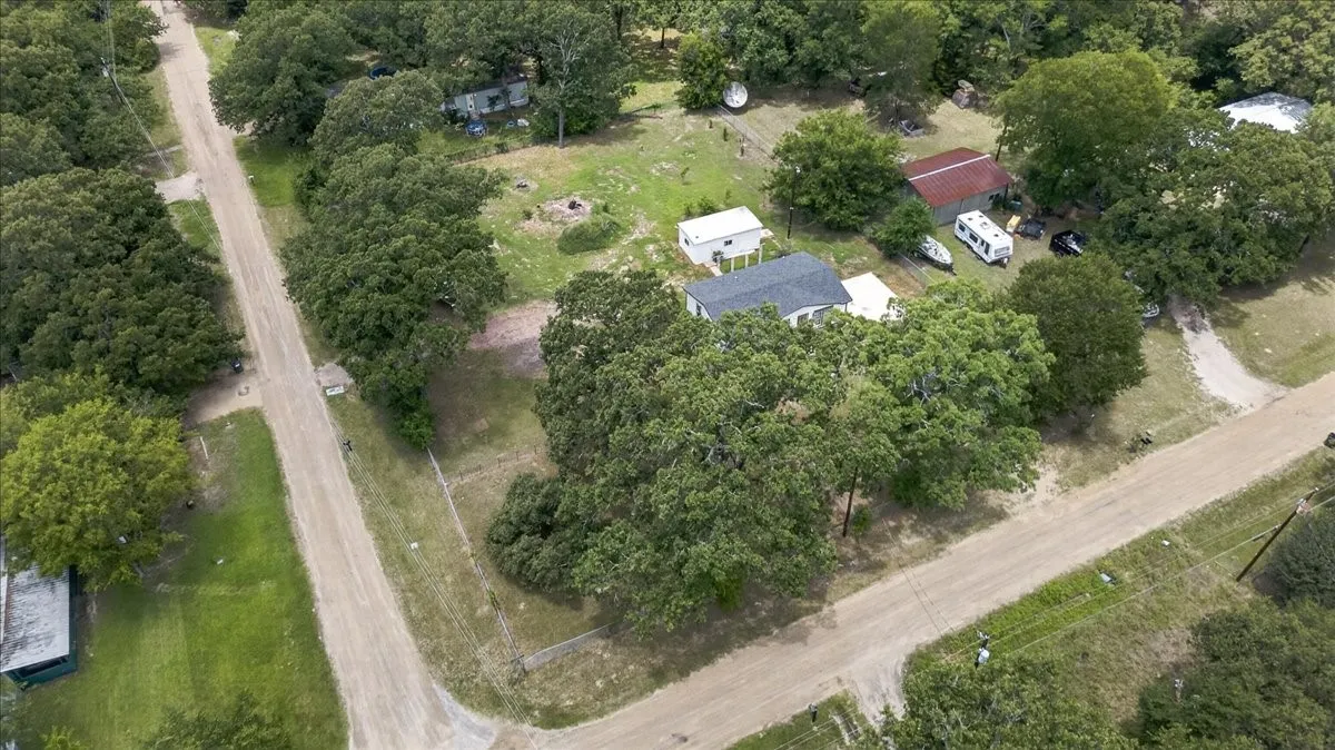 Single Family Residence For Sale in Henderson County , 250 E Golden Oaks Drive, Mabank, Texas 75156, 2 Bedroom, 2 Bathroom, Garage spaces, 1,065 Sqft, built in 1983, mls#21308030, Real Estate Agent in Mabank, Homes For Sale in Henderson county, Homes For Sale in Mabank, Realtor in Mabank Texas, Real Estate Brokerage Independent Realty Texas, Luminita Cordes Realtor