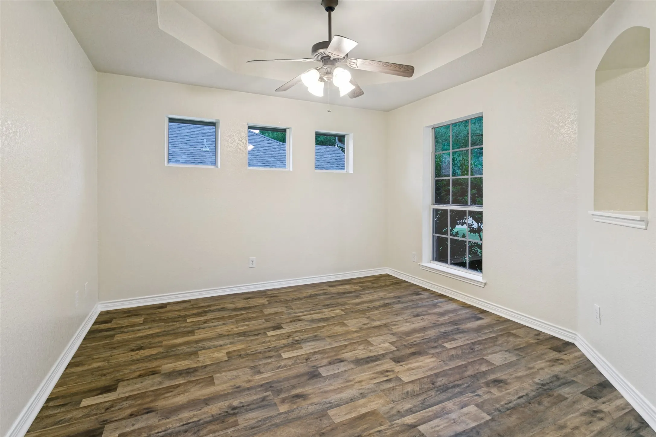 Single Family Residence For Sale in Tarrant County , 908 Dogwood Drive, Burleson, Texas 76028, 4 Bedroom, 2 Bathroom, 2 Garage spaces, 2,248 Sqft, built in 2005, mls#21302760, Real Estate Agent in Burleson, Homes For Sale in Tarrant county, Homes For Sale in Burleson, Realtor in Burleson Texas, Real Estate Brokerage Independent Realty Texas, Luminita Cordes Realtor