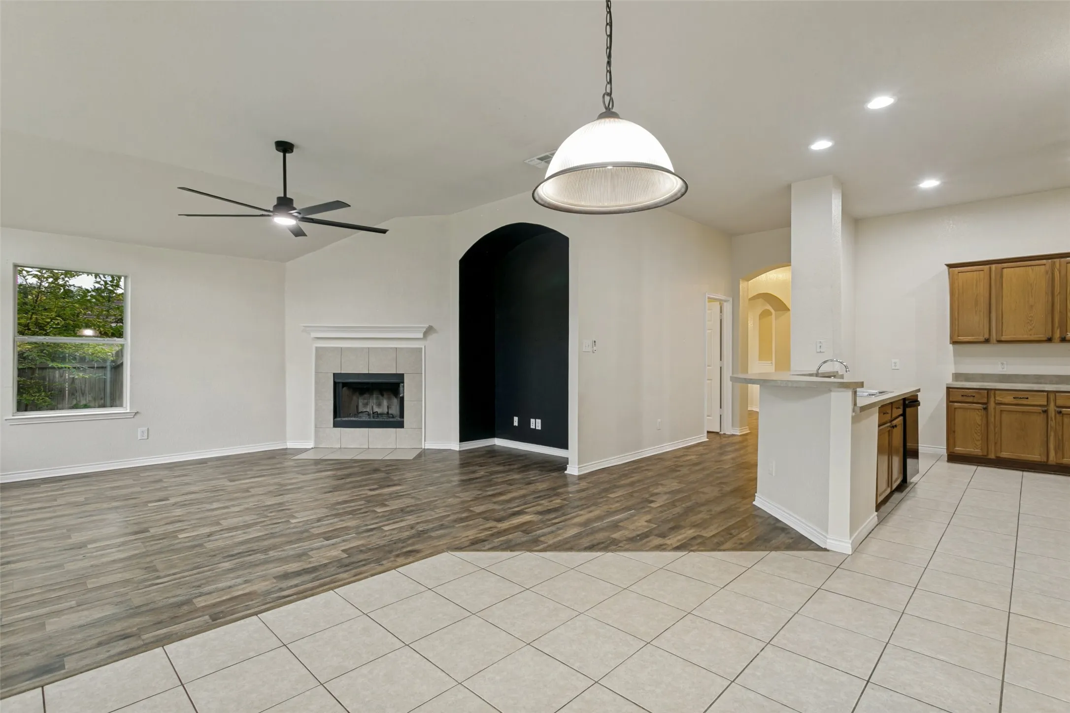 Single Family Residence For Sale in Tarrant County , 908 Dogwood Drive, Burleson, Texas 76028, 4 Bedroom, 2 Bathroom, 2 Garage spaces, 2,248 Sqft, built in 2005, mls#21302760, Real Estate Agent in Burleson, Homes For Sale in Tarrant county, Homes For Sale in Burleson, Realtor in Burleson Texas, Real Estate Brokerage Independent Realty Texas, Luminita Cordes Realtor