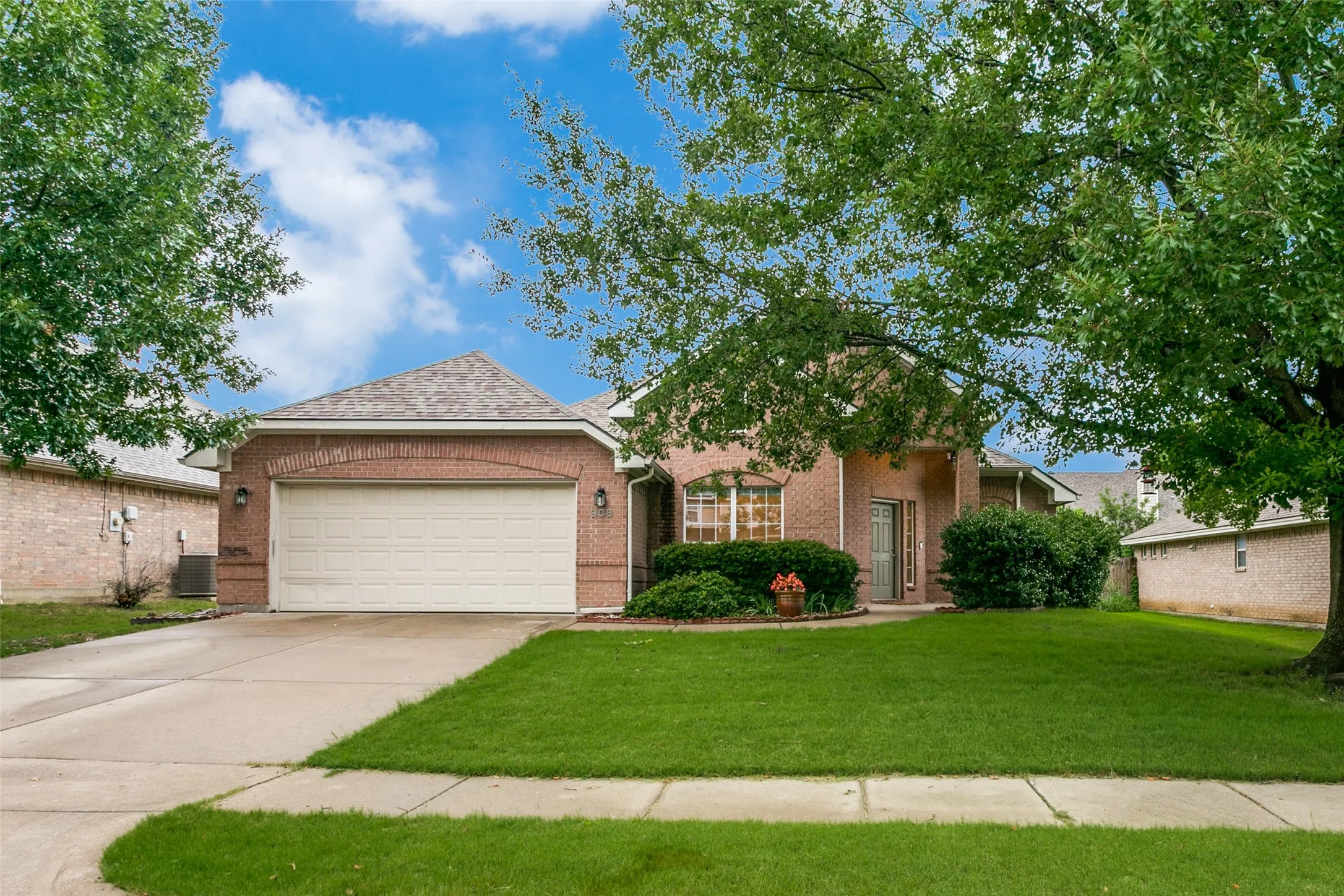 Single Family Residence For Sale in Tarrant County , 908 Dogwood Drive, Burleson, Texas 76028, 4 Bedroom, 2 Bathroom, 2 Garage spaces, 2,248 Sqft, built in 2005, mls#21302760, Real Estate Agent in Burleson, Homes For Sale in Tarrant county, Homes For Sale in Burleson, Realtor in Burleson Texas, Real Estate Brokerage Independent Realty Texas, Luminita Cordes Realtor