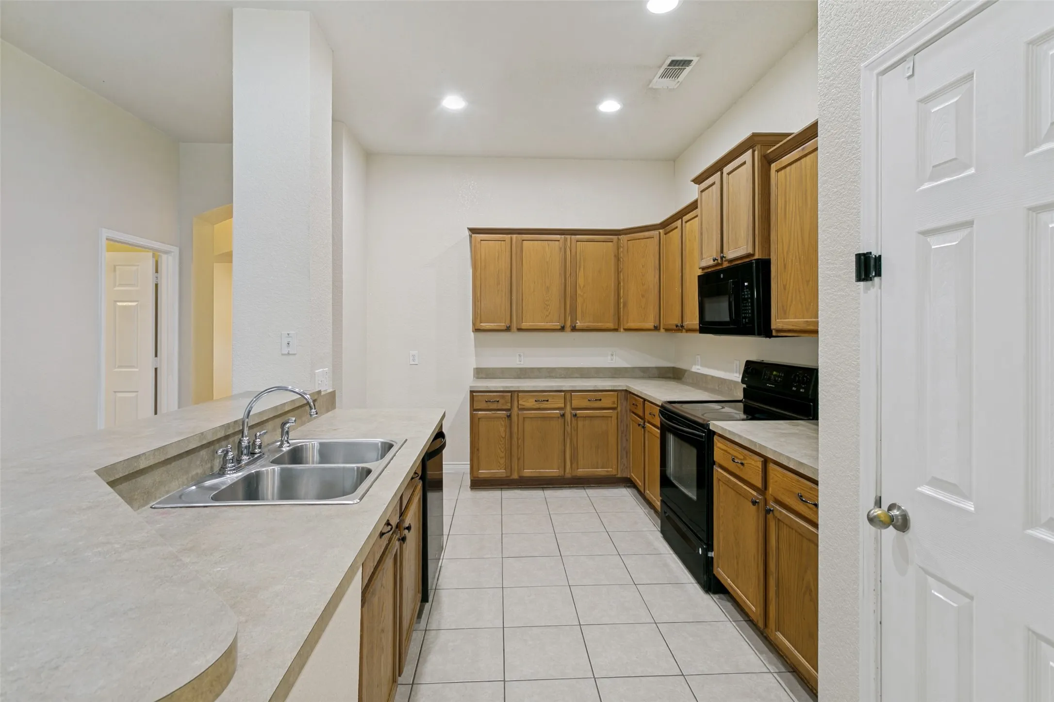 Single Family Residence For Sale in Tarrant County , 908 Dogwood Drive, Burleson, Texas 76028, 4 Bedroom, 2 Bathroom, 2 Garage spaces, 2,248 Sqft, built in 2005, mls#21302760, Real Estate Agent in Burleson, Homes For Sale in Tarrant county, Homes For Sale in Burleson, Realtor in Burleson Texas, Real Estate Brokerage Independent Realty Texas, Luminita Cordes Realtor