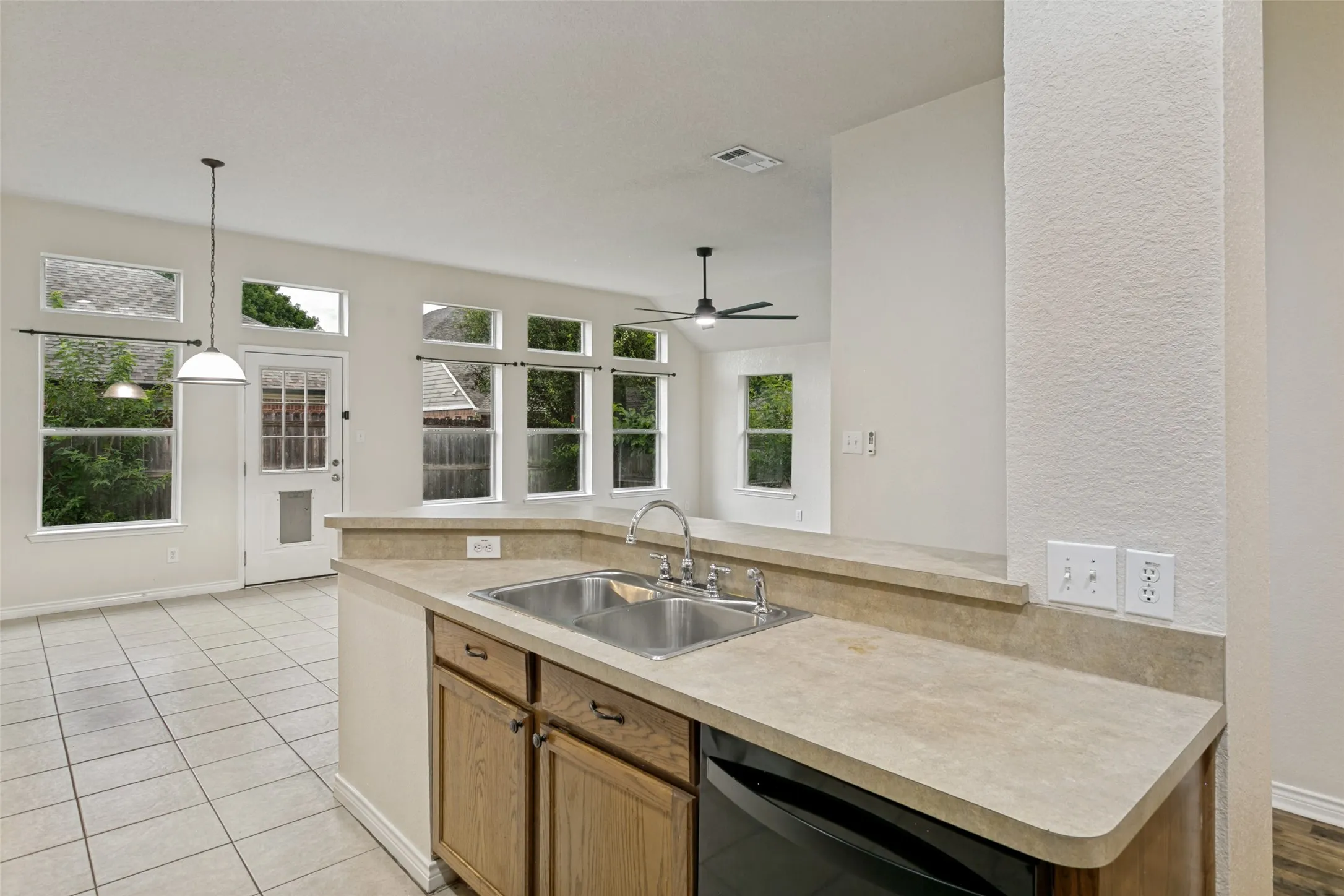 Single Family Residence For Sale in Tarrant County , 908 Dogwood Drive, Burleson, Texas 76028, 4 Bedroom, 2 Bathroom, 2 Garage spaces, 2,248 Sqft, built in 2005, mls#21302760, Real Estate Agent in Burleson, Homes For Sale in Tarrant county, Homes For Sale in Burleson, Realtor in Burleson Texas, Real Estate Brokerage Independent Realty Texas, Luminita Cordes Realtor