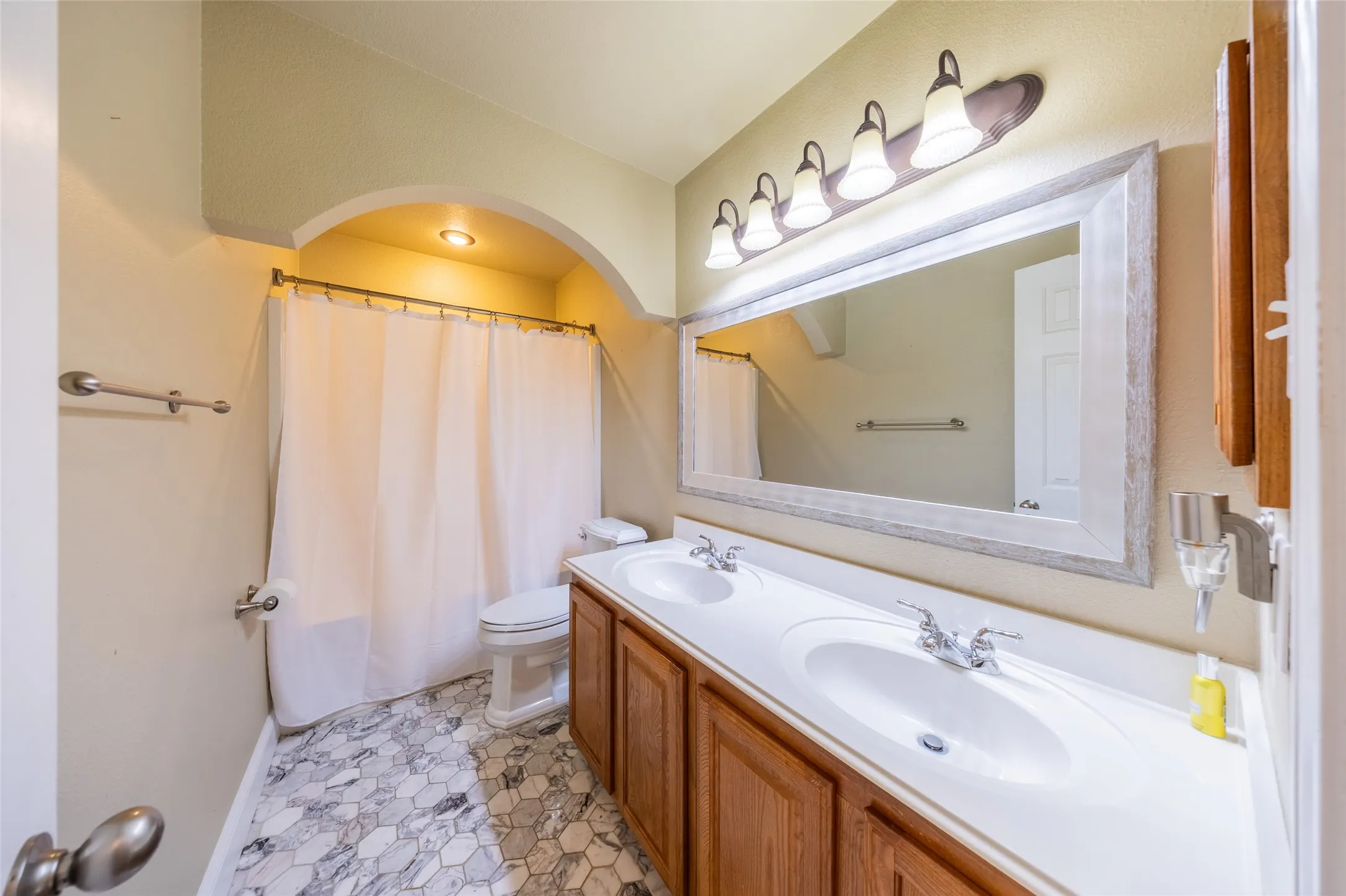 Single Family Residence For Sale in Collin County , 11038 Mansfield Drive, Frisco, Texas 75035, 4 Bedroom, 2 Bathroom, 2 Garage spaces, 2,134 Sqft, built in 2003, mls#21308033, Real Estate Agent in Frisco, Homes For Sale in Collin county, Homes For Sale in Frisco, Realtor in Frisco Texas, Real Estate Brokerage Independent Realty Texas, Luminita Cordes Realtor