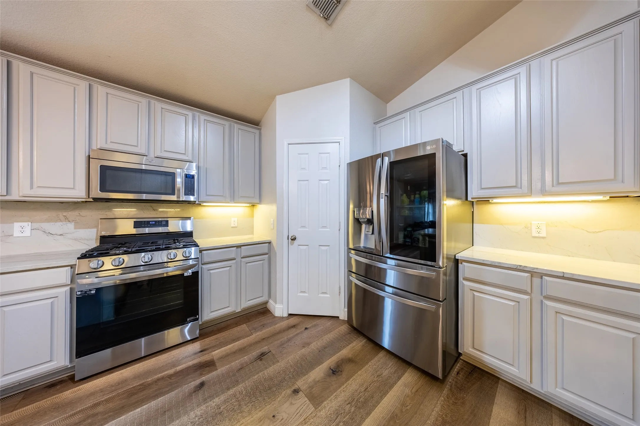Single Family Residence For Sale in Collin County , 11038 Mansfield Drive, Frisco, Texas 75035, 4 Bedroom, 2 Bathroom, 2 Garage spaces, 2,134 Sqft, built in 2003, mls#21308033, Real Estate Agent in Frisco, Homes For Sale in Collin county, Homes For Sale in Frisco, Realtor in Frisco Texas, Real Estate Brokerage Independent Realty Texas, Luminita Cordes Realtor