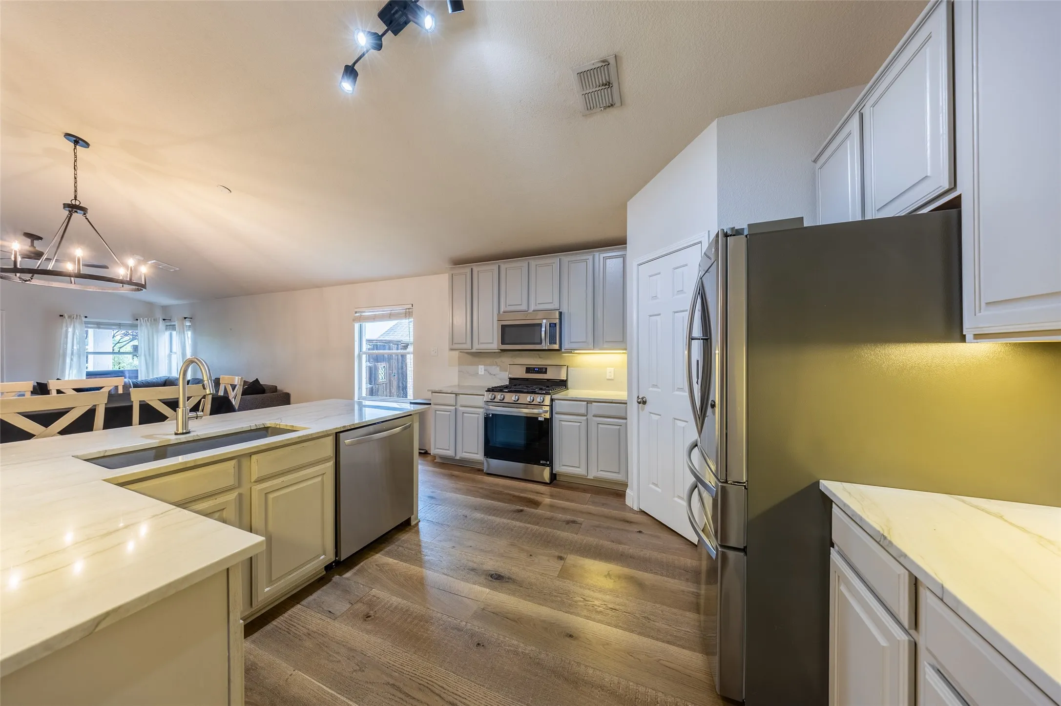 Single Family Residence For Sale in Collin County , 11038 Mansfield Drive, Frisco, Texas 75035, 4 Bedroom, 2 Bathroom, 2 Garage spaces, 2,134 Sqft, built in 2003, mls#21308033, Real Estate Agent in Frisco, Homes For Sale in Collin county, Homes For Sale in Frisco, Realtor in Frisco Texas, Real Estate Brokerage Independent Realty Texas, Luminita Cordes Realtor