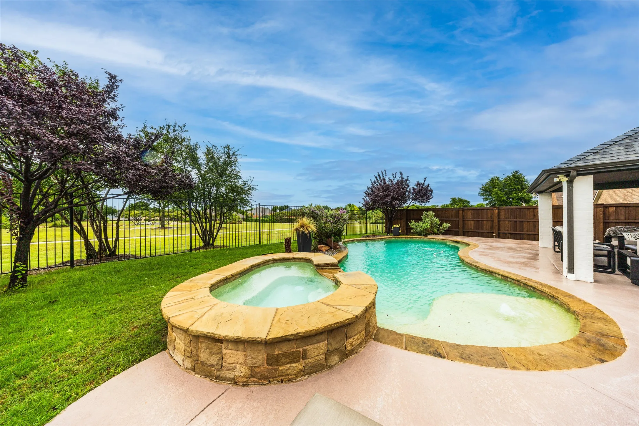 Single Family Residence For Sale in Collin County , 11038 Mansfield Drive, Frisco, Texas 75035, 4 Bedroom, 2 Bathroom, 2 Garage spaces, 2,134 Sqft, built in 2003, mls#21308033, Real Estate Agent in Frisco, Homes For Sale in Collin county, Homes For Sale in Frisco, Realtor in Frisco Texas, Real Estate Brokerage Independent Realty Texas, Luminita Cordes Realtor