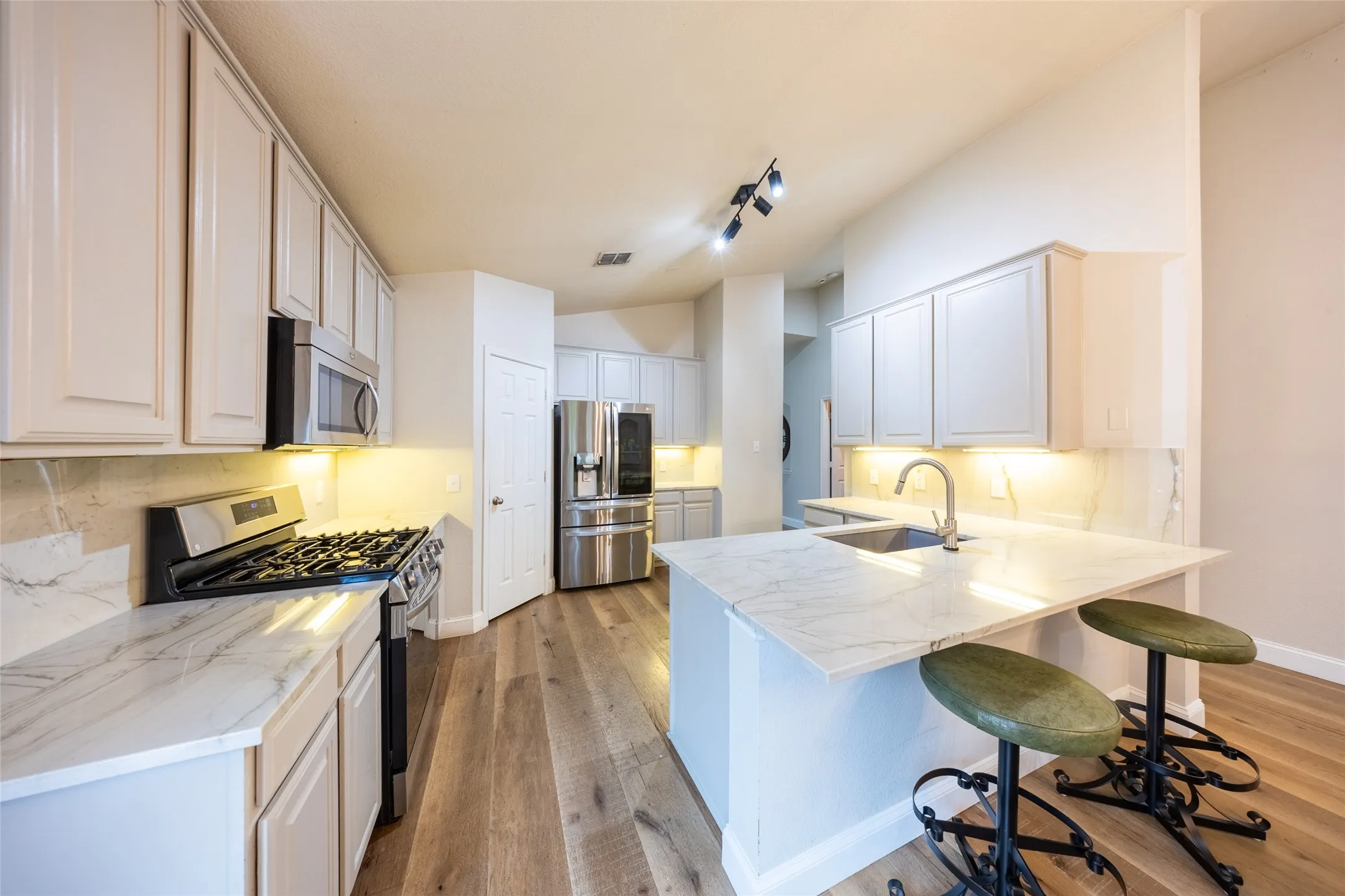 Single Family Residence For Sale in Collin County , 11038 Mansfield Drive, Frisco, Texas 75035, 4 Bedroom, 2 Bathroom, 2 Garage spaces, 2,134 Sqft, built in 2003, mls#21308033, Real Estate Agent in Frisco, Homes For Sale in Collin county, Homes For Sale in Frisco, Realtor in Frisco Texas, Real Estate Brokerage Independent Realty Texas, Luminita Cordes Realtor