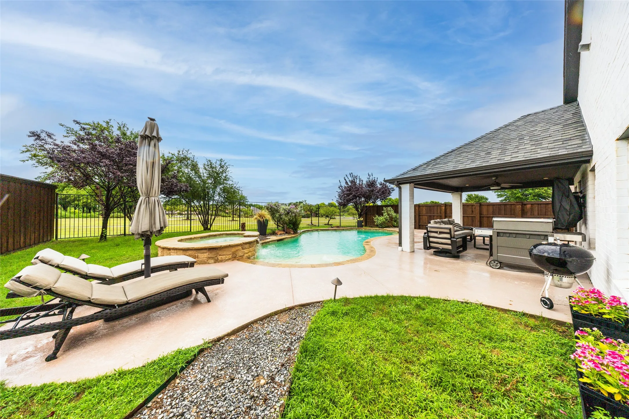Single Family Residence For Sale in Collin County , 11038 Mansfield Drive, Frisco, Texas 75035, 4 Bedroom, 2 Bathroom, 2 Garage spaces, 2,134 Sqft, built in 2003, mls#21308033, Real Estate Agent in Frisco, Homes For Sale in Collin county, Homes For Sale in Frisco, Realtor in Frisco Texas, Real Estate Brokerage Independent Realty Texas, Luminita Cordes Realtor