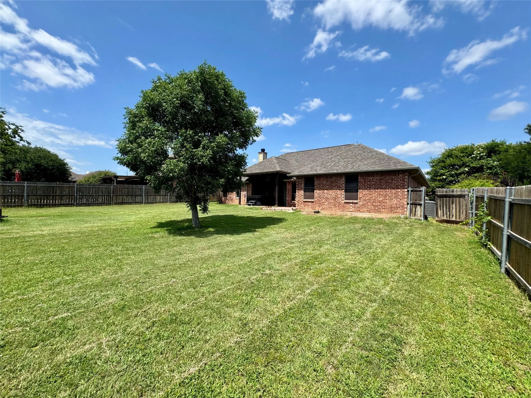 Single Family Residence For Sale in Hood County , 2942 Meandering Way, Granbury, Texas 76049, 3 Bedroom, 2 Bathroom, 2 Garage spaces, 1,753 Sqft, built in 2005, mls#21307959, Real Estate Agent in Granbury, Homes For Sale in Hood county, Homes For Sale in Granbury, Realtor in Granbury Texas, Real Estate Brokerage Independent Realty Texas, Luminita Cordes Realtor