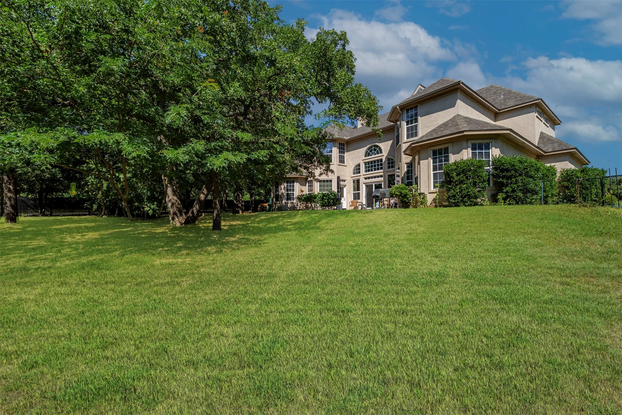 Single Family Residence For Sale in Wise County , 100 Manders Court, Runaway Bay, Texas 76426, 4 Bedroom, 4 Bathroom, 3 Garage spaces, 4,400 Sqft, built in 2004, mls#21307994, Real Estate Agent in Runaway Bay, Homes For Sale in Wise county, Homes For Sale in Runaway Bay, Realtor in Runaway Bay Texas, Real Estate Brokerage Independent Realty Texas, Luminita Cordes Realtor